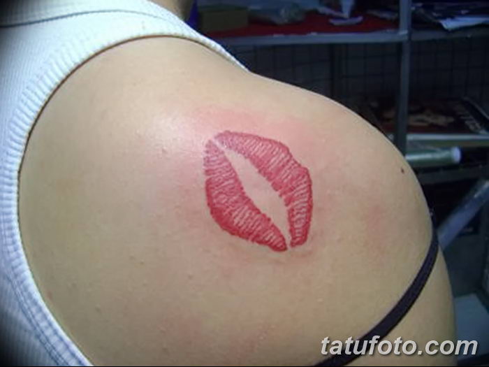 Татуировка в виде поцелуя