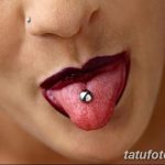 Фото пирсинга языка с серебряным украшением. Крупный план, акцент на языке и пирсинге. Яркий макияж губ.