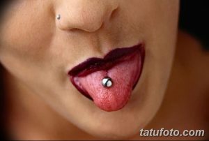 Фото пирсинга языка с серебряным украшением. Крупный план, акцент на языке и пирсинге. Яркий макияж губ.