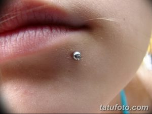 Фото тату: Крупный план женской губы с небольшим серебряным шариком в пирсинге. Аккуратный и стильный пирсинг.