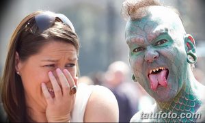 Фото мужчины с разделенным языком, вызывающего шок у женщины. Экстремальная боди-модификация, привлекающая внимание.