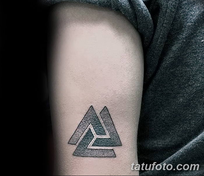 Татуировка треугольник