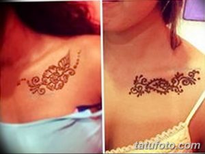 Фото двух девушек с мехенди на ключицах, демонстрирующее изящные узоры и традиционную технику росписи хной. Идеально для вдохновения.