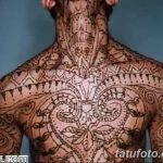 Фото тату мехенди, демонстрирующее тотальное покрытие груди и шеи сложными узорами. Идеально для тех, кто хочет создать эффектный и запоминающийся образ.