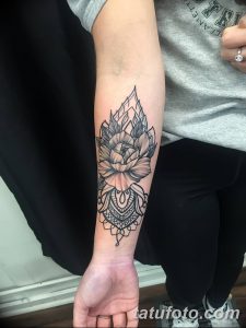 Фото тату пиона на предплечье, выполненное в технике black and grey с добавлением геометрических элементов и тонкой детализации. Красивый рисунок татуировки для женщин.