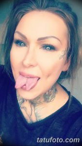 Фотография девушки с татуировками на шее, ключицах и руках. Девушка высунула язык, демонстрируя дерзкий и бунтарский настрой.