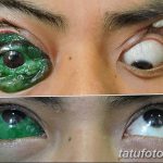 Фотография демонстрирует радикальную модификацию глаз, включающую татуировку склеры и пирсинг. Один глаз полностью окрашен в зеленый цвет, другой - белый.