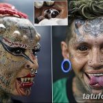 Фотография мужчины с полностью покрытым татуировками лицом и множеством пирсинга. Изображение демонстрирует экстремальный стиль модификации тела.