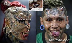 Фотография мужчины с полностью покрытым татуировками лицом и множеством пирсинга. Изображение демонстрирует экстремальный стиль модификации тела.