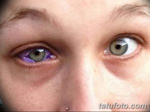 Фотография девушки с одним фиолетовым и одним серым глазом. Изображение демонстрирует необычный и привлекательный внешний вид.