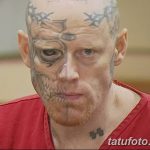 Фотография мужчины с татуировкой в виде черепа, покрывающей половину его лица. Изображение демонстрирует мрачный и агрессивный стиль.