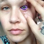 Фото девушки с татуировкой на глазу. Необычный и смелый вид татуировки, привлекающий внимание.