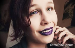 Фото девушки с татуировкой на губах. Необычный и смелый вид татуировки, привлекающий внимание.