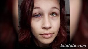 Фото тату на лице девушки: небольшие татуировки, разные цвета глаз, рыжие волосы. Необычные идеи для тату.