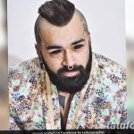 Фото тату на лице мужчины: черные геометрические линии, борода, стильная прическа. Идеи для тату в стиле минимализм.