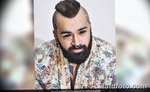 Фото тату на лице мужчины: черные геометрические линии, борода, стильная прическа. Идеи для тату в стиле минимализм.