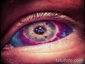 Фото глаза с необычным цветом радужки, сочетающим синий, фиолетовый и розовый оттенки. Крупный план, яркий акцент, альтернативный стиль.