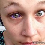 Фото тату: девушка с фиолетовой радужкой глаза, созданной с помощью татуировки. Крупный план лица, акцент на глазах.