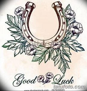 Фото тату с изображением подковы, окруженной цветами и надписью "Good Luck". Эскиз татуировки в стиле акварель, символизирующий удачу и процветание.