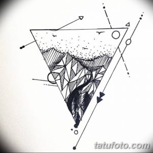 Черно-белый эскиз татуировки в геометрическом стиле с изображением горного пейзажа внутри треугольника. Минималистичный дизайн.