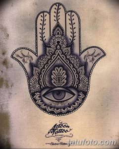 Черно-белый эскиз татуировки Хамаса, изображающий руку Фатимы с глазом в центре. Классический дизайн.