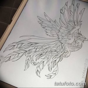 Черно-белый эскиз татуировки феникса с расправленными крыльями и длинным хвостом из перьев. Идеально для любителей мифологии и символизма.