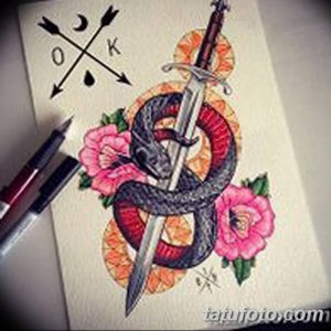 Эскиз татуировки, изображающий змею, обвивающую меч, окруженные розовыми цветами и солнечным нимбом. Рисунок выполнен в ярких цветах с использованием черного, красного и желтого.