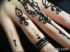 Фото тату мехенди на руке и пальцах, выполненное черной хной. Тонкие линии образуют изящные растительные мотивы и геометрические узоры.