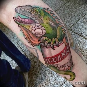 Фото татуировки игуаны, обвивающей банку напитка с надписью 'IGUANA Chappie'. Яркий и необычный рисунок в стиле олдскул.