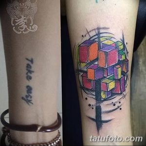Фото тату кубика Рубика в стиле графити на руке. Яркий рисунок татуировки с использованием брызг краски и четких линий.