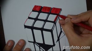 Фото процесса создания эскиза татуировки кубика Рубика карандашом. Детальный рисунок и рука мастера.