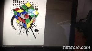 Фото эскиза татуировки кубика Рубика с эффектом брызг краски. Динамичный и современный рисунок.