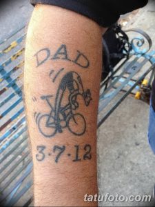 Фото тату: рисунок велосипедиста с надписью "DAD" и датой "3-7-12" на руке. Персонализированный эскиз тату.