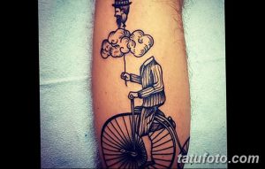 Фото тату джентльмена в цилиндре, едущего на старинном велосипеде, выполненное в стиле олдскул с использованием черных линий и точечной техники.