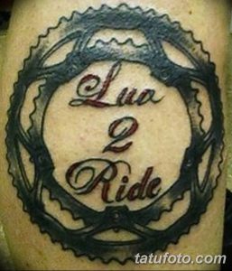 Фото тату: Изображение велосипедной звезды с надписью "Lua 2 Ride". Черно-серые тона, оригинальный дизайн, персонализированная татуировка.
