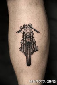 Фото тату с изображением классического мотоцикла, выполненного в стиле dotwork. Детализированный и стильный рисунок татуировки на ноге.
