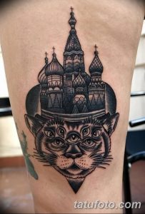 Фото татуировки на ноге, изображающей православный собор, расположенный над головой трехглазого кота. Черно-белый рисунок татуировки в сюрреалистическом стиле.