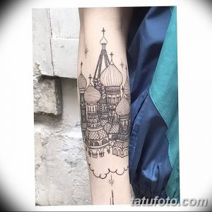 Фото тату: минималистичный черно-белый рисунок собора с куполами и звездами на предплечье. Эскиз татуировки в стиле лайнарт.