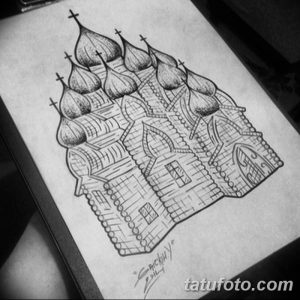 Черно-белый эскиз татуировки православного собора с куполами. Детализированный рисунок для тату в стиле графики, выполненный карандашом.