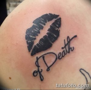 Фото тату на плече с изображением черного отпечатка губ и надписи 'of Death'. Готический и загадочный рисунок татуировки.