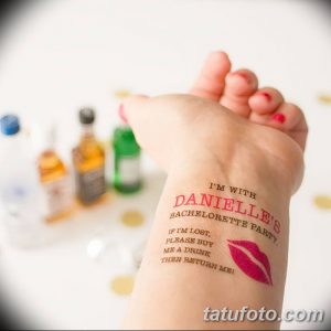 Фото тату: временная татуировка на руке с надписью 'I'm with Danielle's Bachelorette Party' и отпечатком губ.