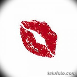 Фото тату: изображение красного отпечатка губ с надписью "KISS" внутри. Подходит для тех, кто ищет яркие и символичные эскизы тату.