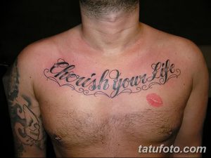 Фото тату: надпись "Cherish Your Life" и изображение красного поцелуя на груди мужчины. Подходит для тех, кто ценит простые, но значимые эскизы тату.