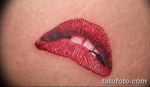 Фото тату: Реалистичное изображение приоткрытых женских губ на коже. Яркий и чувственный рисунок татуировки.