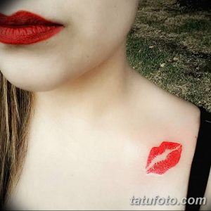 Фото тату: отпечаток красных губ на ключице девушки. Нежный и романтичный рисунок, подчеркивающий женственность и красоту.