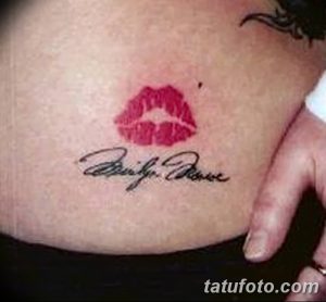 Фото тату: отпечаток красных губ и подпись "Marilyn Monroe" на боку. Элегантный и стильный рисунок, посвященный легендарной актрисе.