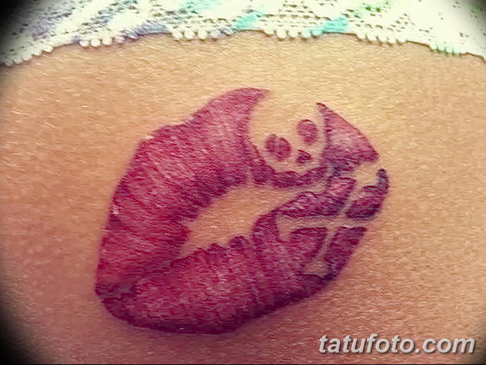 Tattoo kussmund hüfte