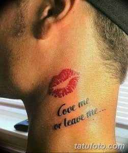 Фото татуировки отпечатка губ и надписи "Love me or leave me..." на шее. Романтичный и дерзкий эскиз тату для выражения чувств.