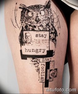 Фото тату совы с цитатами 'Stay hungry, stay foolish' и портретом Стива Джобса. Черно-белый рисунок татуировки на бедре.