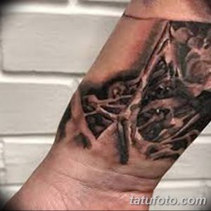 Черно-серая абстрактная татуировка на запястье, состоящая из геометрических фигур и линий. Минималистичный стиль.